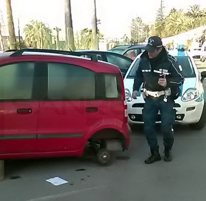 Sanremo: gli rubano le ruote dell'auto in via Gavagnin: ora però dovrà metterle nuove o rimuoverla (Foto)