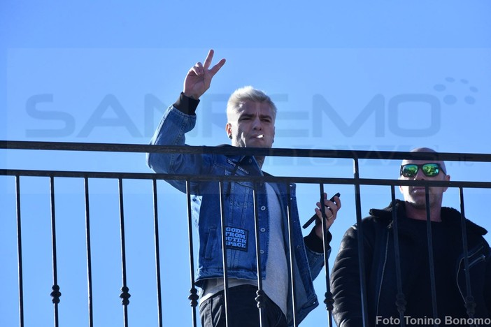 Festival di Sanremo 2023: anche Fedez è arrivato all'hotel Globo, pronto per le prove pomeridiane (Foto)