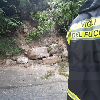Sanremo: frana sulla strada verso San Romolo al bivio per Borello, si transita a senso unico alternato (Foto)