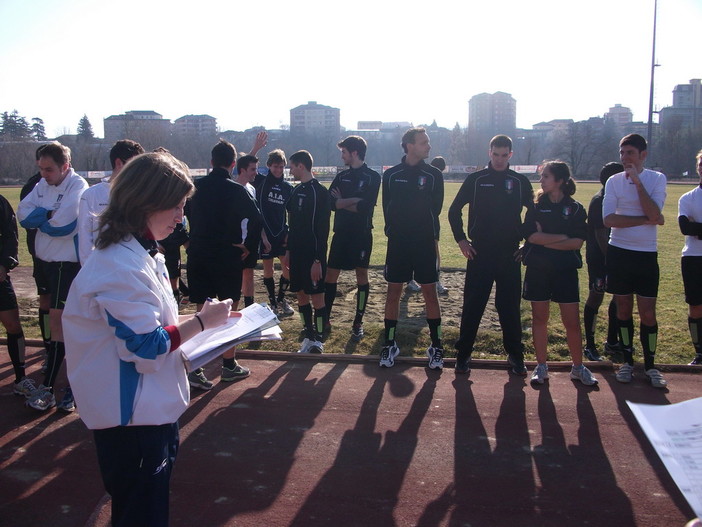 Federica Sibilla mentre coordina i test atletici degli arbitri liguri Federica Sibilla mentre coordina i test atletici degli arbitri liguri