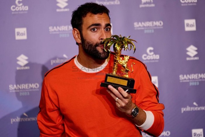 Marco Mengoni con il premio del 73° Festival di Sanremo