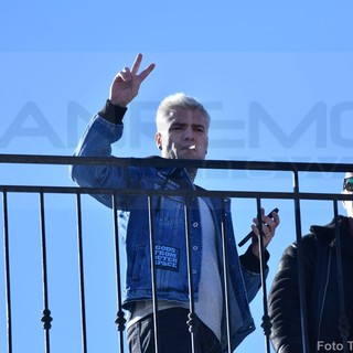 Festival di Sanremo 2023: anche Fedez è arrivato all'hotel Globo, pronto per le prove pomeridiane (Foto)