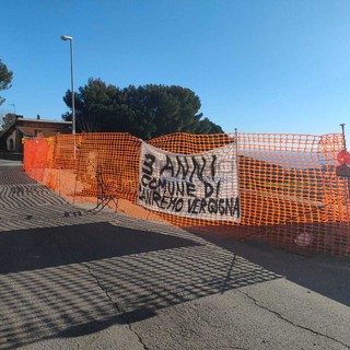 Lo striscione appeso in via Ariosto