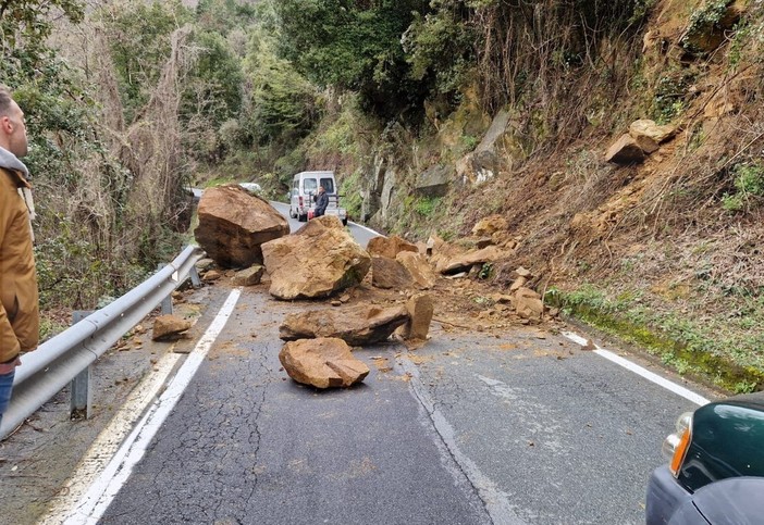 Sanremo: frana tra Pian della Castagna e Borello, bloccata la strada che porta a San Romolo (Foto)