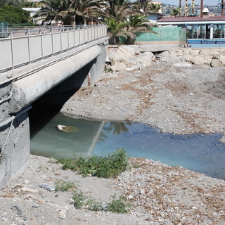 Sanremo: liquido biancastro alla foce del torrente San Romolo, dovrebbe essere calce
