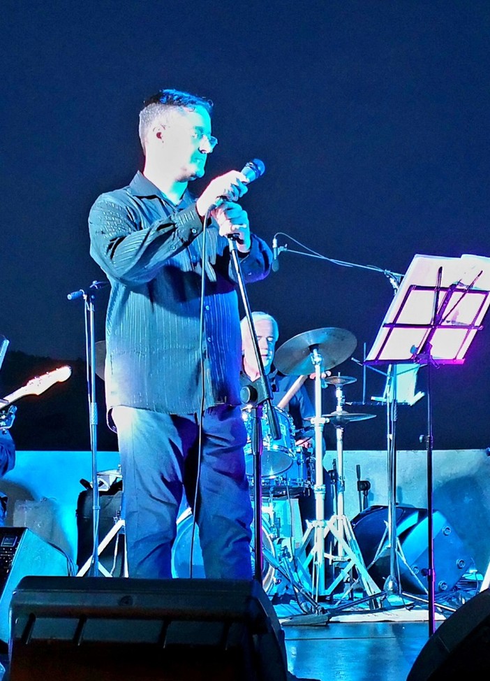 Giovedì concerto omaggio a De Andrè nel 2° evento musicale di nuova e originale serie di eventi artistici organizzata Giovedì concerto omaggio a De Andrè nel 2° evento musicale di nuova e originale serie di eventi artistici organizzata