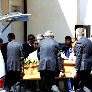 Imperia: oltre 200 persone hanno dato l'ultimo saluto alla giovane Vanessa Tron