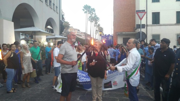 Le immagini della fiaccolata