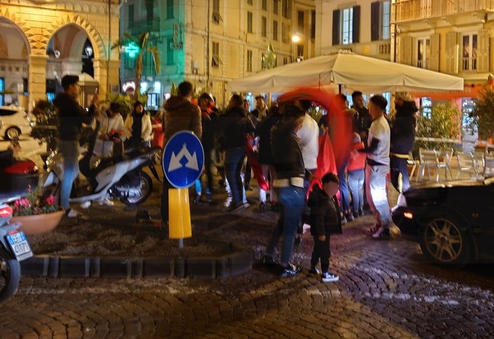 Passaggio del turno al Mondiale: la comunità marocchina festeggia in piazza Colombo a Sanremo (Foto)