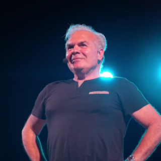 Spettacolo di cabaret a Ventimiglia, Franco Neri conquista il pubblico (Foto) Spettacolo di cabaret a Ventimiglia, Franco Neri conquista il pubblico (Foto)