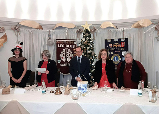 Sanremo: alla festa di Natale del Lions Club Sanremo Host consegnata al dott. Pier Paolo Gandolfi la più alta onorificenza Lionistica (Foto) Sanremo: alla festa di Natale del Lions Club Sanremo Host consegnata al dott. Pier Paolo Gandolfi la più alta onorificenza Lionistica (Foto)