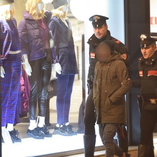 Sanremo: riempie un borsone di abbigliamento all'Oviesse ma viene fermato e si scaglia contro la security (Foto)