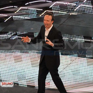 Festival: il premio Oscar Roberto Benigni infiamma la platea dell'Ariston Festival: il premio Oscar Roberto Benigni infiamma la platea dell'Ariston