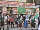 Sanremo: di fronte all'Ariston irrompe il 'Festival del folklore', grande partecipazione del pubblico (Foto e Video)