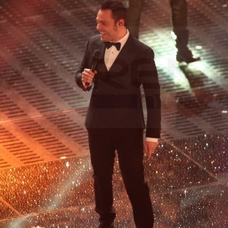 #Sanremo2015: standing ovation per la star internazionale Tiziano Ferro, un medley e 'Incanto'