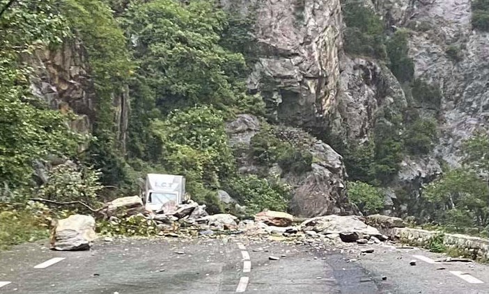 La frana caduta sulla strada La frana caduta sulla strada