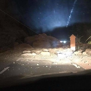 Ventimiglia: grossa frana si abbatte su corso Toscanini vicino al Forte, strada chiusa subito dopo località Ville