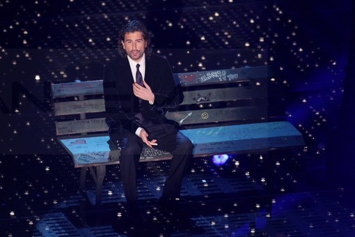 Alessandro Siani sul palco dell'Ariston
