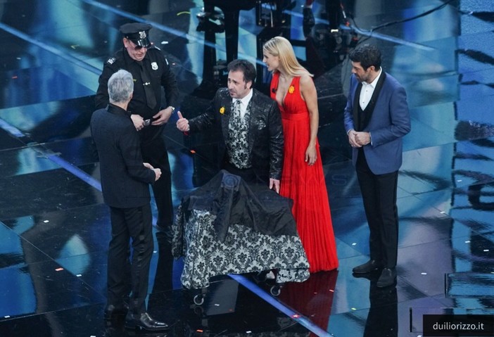 #Sanremo2018: battute del Mago Forest, Antei (Arci Gay) "Si può scherzare ma non offendere!" #Sanremo2018: battute del Mago Forest, Antei (Arci Gay) "Si può scherzare ma non offendere!"