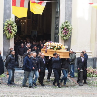 Taggia: in tanti oggi pomeriggio hanno dato l'ultimo saluto a Tomaso 'Tom' Arnaldi (Foto) Taggia: in tanti oggi pomeriggio hanno dato l'ultimo saluto a Tomaso 'Tom' Arnaldi (Foto)