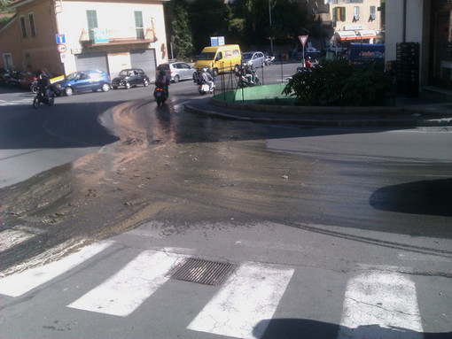 Sanremo: si rompe la fogna in via Dante Alighieri, forti disagi per i residenti