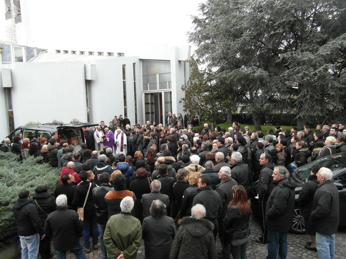 Abbracci e lacrime ai funerali di Olga e Franca Ricchio: in 500 per l’ultimo saluto