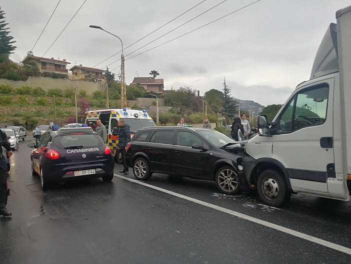Frontale tra Ospedaletti e Bordighera, coinvolti un'auto e un furgone. Un ferito e traffico in tilt (Foto) Frontale tra Ospedaletti e Bordighera, coinvolti un'auto e un furgone. Un ferito e traffico in tilt (Foto)
