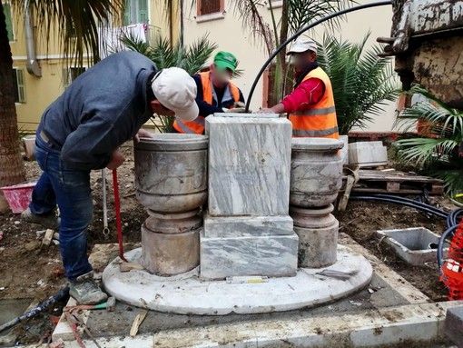 I lavori per l'installazione della fontana