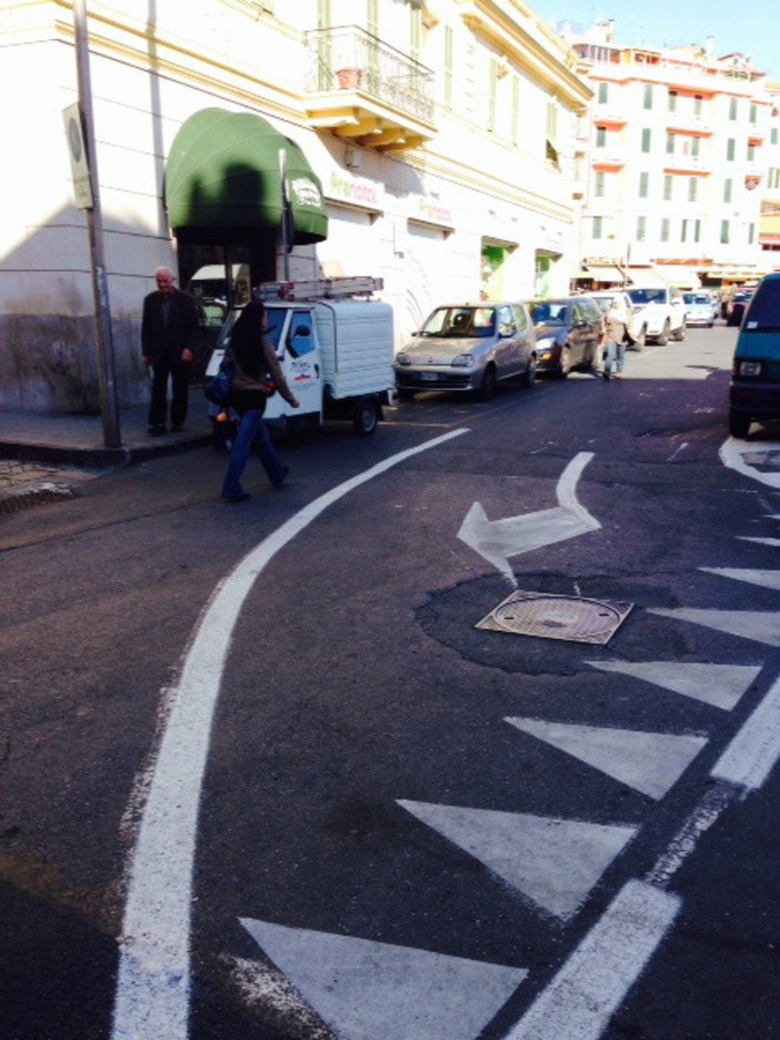 Sanremo: freccia al contrario in piazza Eroi Sanremesi, urge un intervento per correggere l'errore