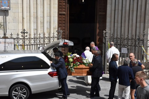 Sanremo: amici, parenti, ex rallisti e tanti commissari di percorso al funerale di Amilcare (Foto e Video) Sanremo: amici, parenti, ex rallisti e tanti commissari di percorso al funerale di Amilcare (Foto e Video)