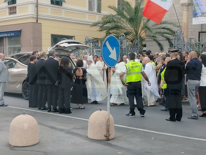 Funerali di Beatrice, l'Omelia del Vescovo Suetta: "Quando ogni amore fallisce, l’amore di Dio rimane fedele" Funerali di Beatrice, l'Omelia del Vescovo Suetta: "Quando ogni amore fallisce, l’amore di Dio rimane fedele"