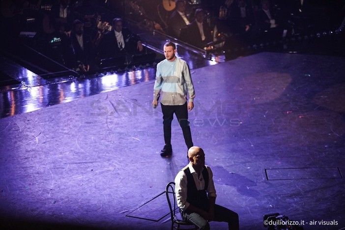 Anastasio con Claudio Bisio sul palco dell'Ariston (Foto Duilio Rizzo)