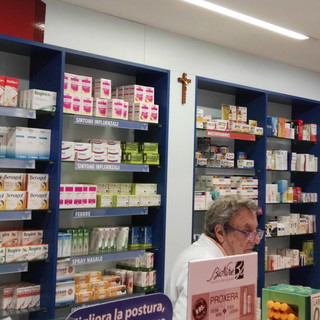 Sanremo: crocifisso in farmacia e foto su Facebook, esplodono le condivisioni "Ed ora faccio anche il Presepe"