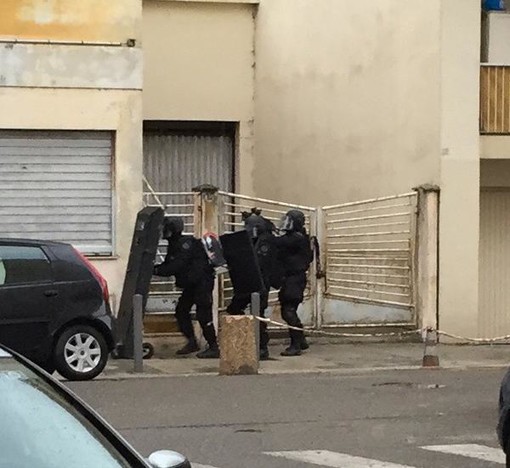 Nizza: folle si barrica in casa e spara, la Polizia francese interviene e lo arresta, sul posto anche il Sindaco Nizza: folle si barrica in casa e spara, la Polizia francese interviene e lo arresta, sul posto anche il Sindaco