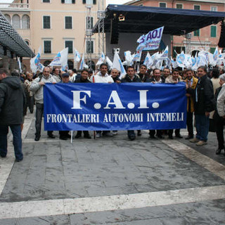 Tagliati i fondi dalla Regione: servizio bus frontaliero a rischio Tagliati i fondi dalla Regione: servizio bus frontaliero a rischio