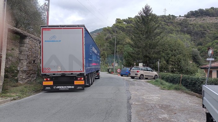 Frana a Soldano, camion rimane incastrato. Il sindaco Cassini: "A breve intervento di ripristino da parte della Provincia" (Foto) Frana a Soldano, camion rimane incastrato. Il sindaco Cassini: "A breve intervento di ripristino da parte della Provincia" (Foto)