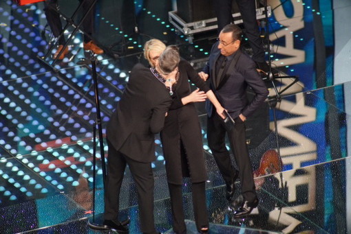 #Festival2017: il bacio (a stampo) tra Robbie Williams e Maria De Filippi, invidiatissima!