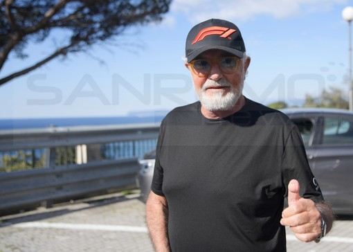 Dopo le lamentele di Pasqua per il traffico Flavio Briatore continua a muoversi comunque sulla A10 (Foto) Dopo le lamentele di Pasqua per il traffico Flavio Briatore continua a muoversi comunque sulla A10 (Foto)