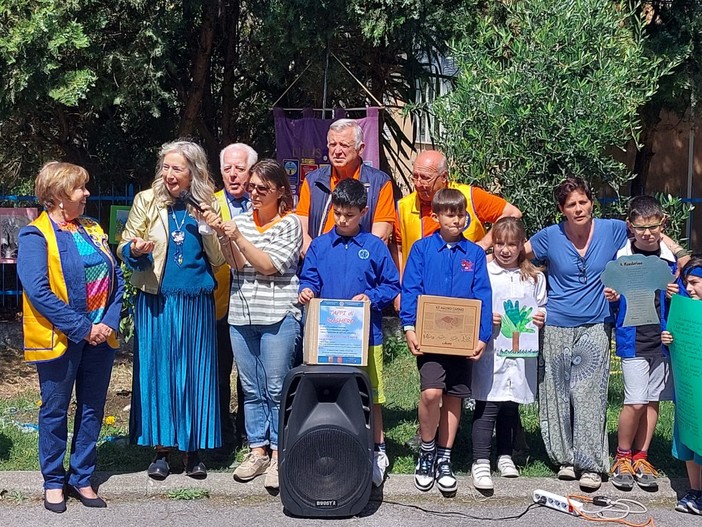 Lo spirito ambientale del Lions Club Ventimiglia: piantumato un mandarino alla Primaria 'Biancheri' (Foto) Lo spirito ambientale del Lions Club Ventimiglia: piantumato un mandarino alla Primaria 'Biancheri' (Foto)