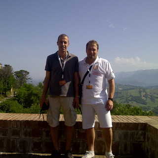Il Sindaco di Airole Fausto Molinari ed il Sidnaco di Dolceacqua Fulvio Gazzola con alle spalle la Catena dei Monti Sibillini che circondano il territorio del Comune di San Ginesio (MC) Il Sindaco di Airole Fausto Molinari ed il Sidnaco di Dolceacqua Fulvio Gazzola con alle spalle la Catena dei Monti Sibillini che circondano il territorio del Comune di San Ginesio (MC)