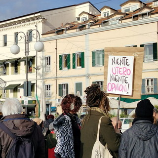 Campana e diritti, il PD si schiera con le studentesse: “Iniziativa del Vescovo sbagliata e fuori luogo”