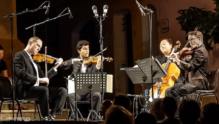 Cervo: ieri sera sul Sagrato dei Corallini nuovo concerto per il 56° Festival di Musica da Camera (Foto e Video) Cervo: ieri sera sul Sagrato dei Corallini nuovo concerto per il 56° Festival di Musica da Camera (Foto e Video)