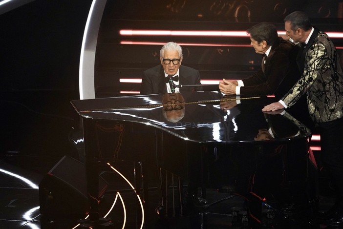 Peppino di Capri fa cantare tutto l'Ariston sulle note di Champagne e riceve il premio Città di Sanremo Peppino di Capri fa cantare tutto l'Ariston sulle note di Champagne e riceve il premio Città di Sanremo