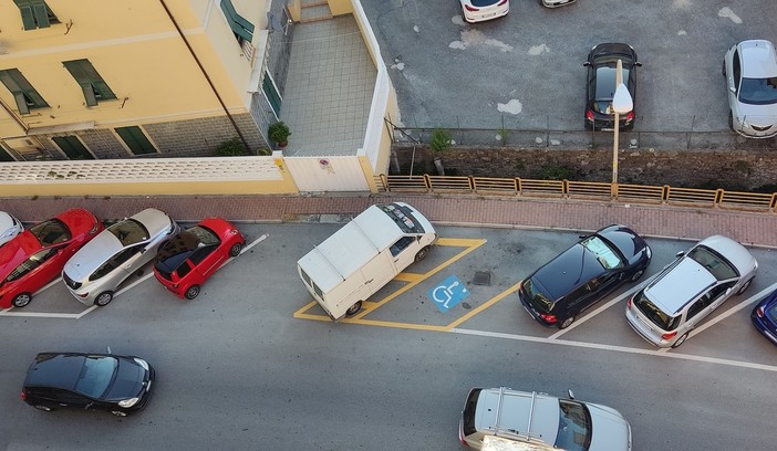 Sanremo: intervento immediato della Polizia Municipale, rimosso il furgone posteggiato sul parcheggio per disabili