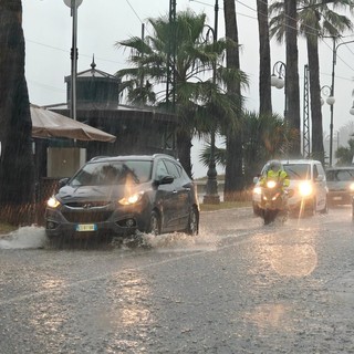 Bomba d'acqua si abbatte su Sanremo e l'entroterra: fino a 33 mm in un'ora, danni in molte zone (Foto)