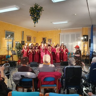 Le immagini della festa a Casa Serena Le immagini della festa a Casa Serena