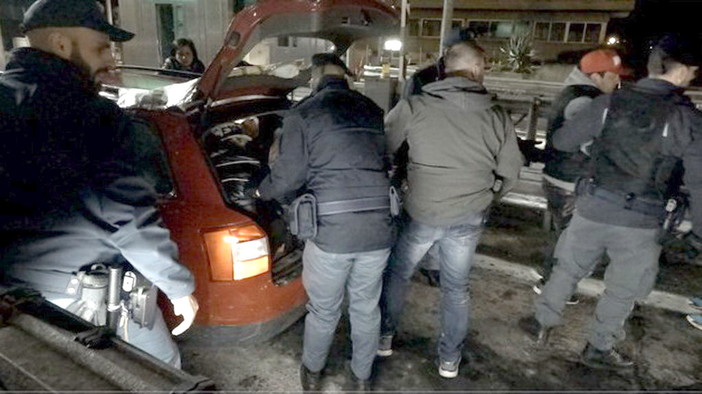 Immigrazione clandestina: in 13 dentro un’auto diretta in Francia, la Polizia di Stato arresta il passeur Immigrazione clandestina: in 13 dentro un’auto diretta in Francia, la Polizia di Stato arresta il passeur