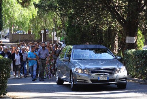 “Addio uomo libero”. L’ultimo commosso saluto a Libereso Guglielmi, il giardiniere di Calvino (foto) “Addio uomo libero”. L’ultimo commosso saluto a Libereso Guglielmi, il giardiniere di Calvino (foto)