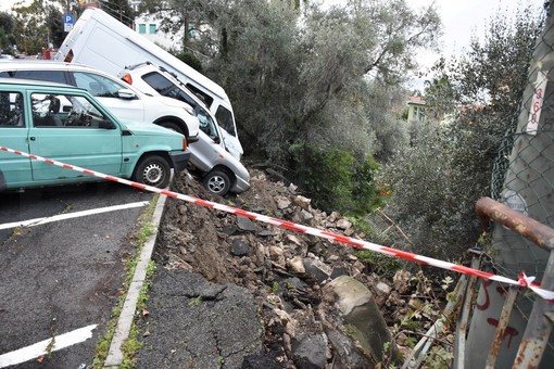 Sanremo: smottamento di terreno in via Goethe, crolla una parte della strada, macchine parcheggiate in bilico (Foto)