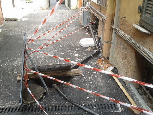 Sanremo: situazione fognaria sulla via Napoleonica, la mail con foto di due nostri lettori